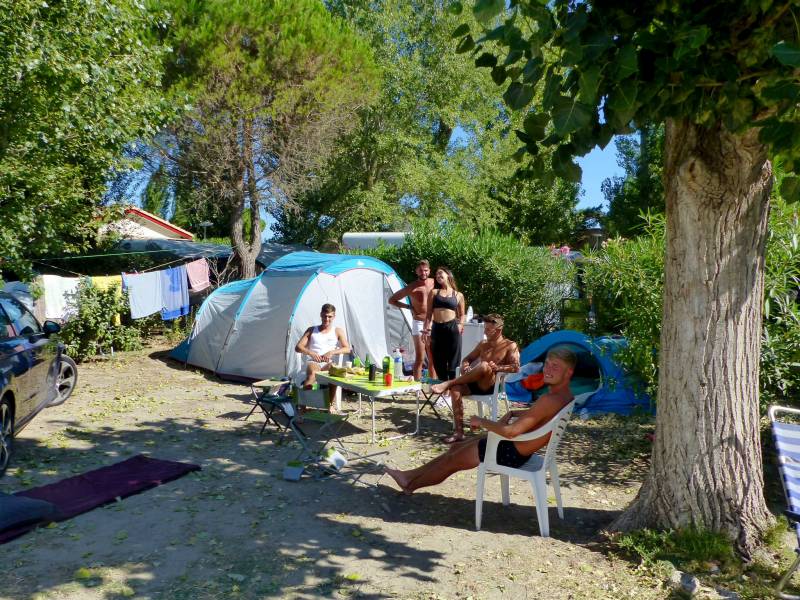 Emplacement pour tente, caravane ou camping-car équipés de table de pique-nique.